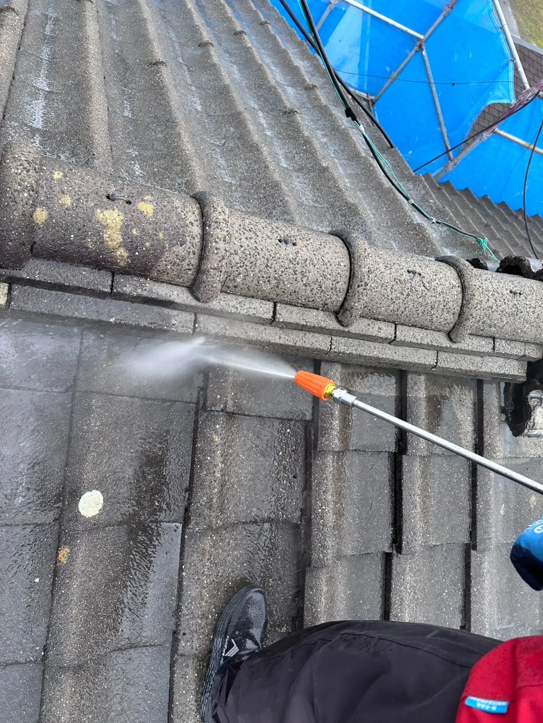 【新潟市】瓦屋根塗装に備えて高圧洗浄をいたしました!
